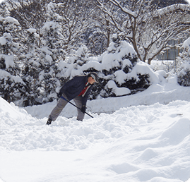 雪かきをする土肥さん